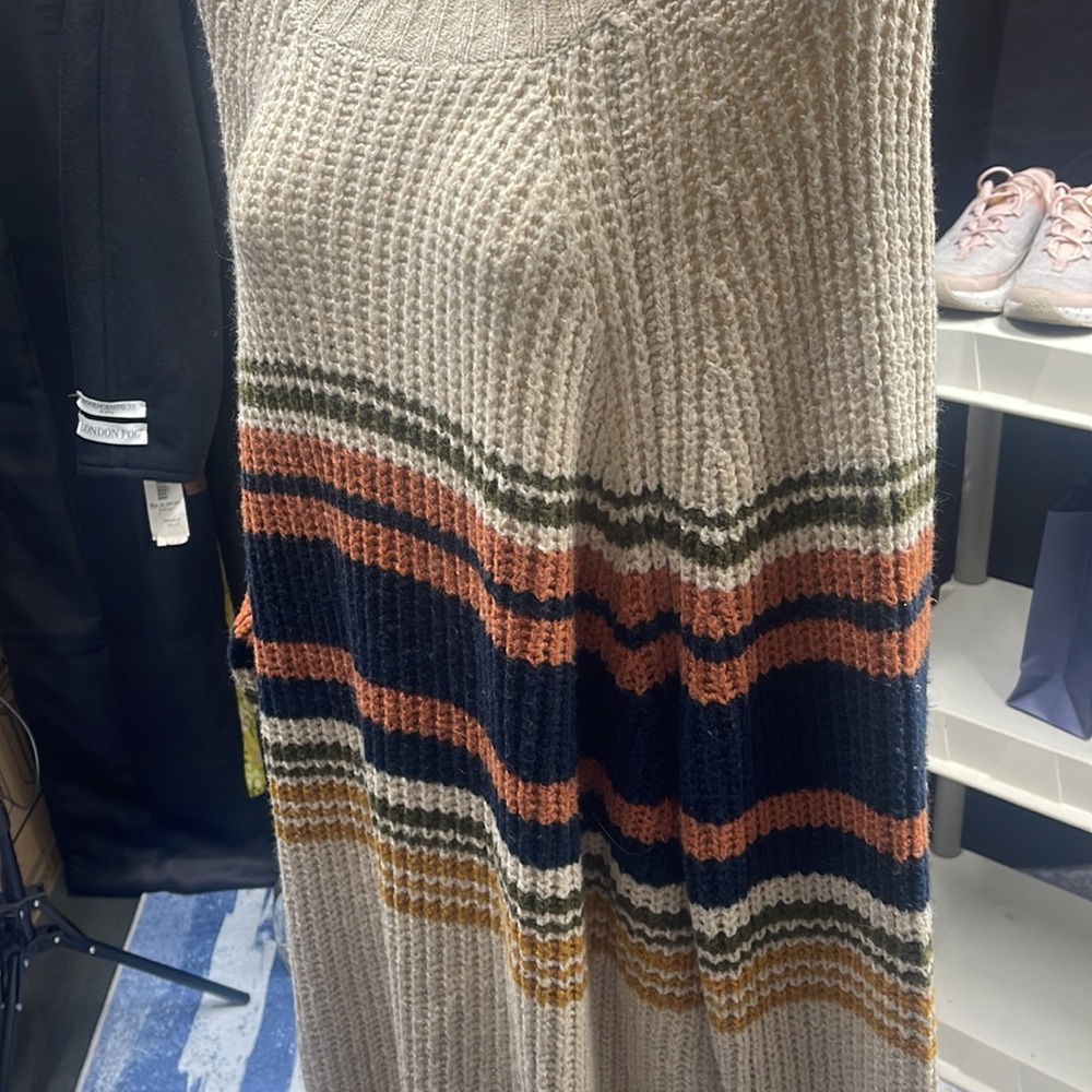 1X Universal Threads Sweater - Picture 2 of 3